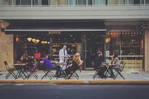 Einrichtung einer Bar-Terrasse: Wie kann ich meine Investition rentabel gestalten?